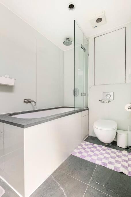 Modern 2 Bedroom Near Oxford Street - 2 Min Walk Apartment *